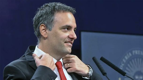 Manuel Adorni fue designado director de YPF en representación del Estado Nacional