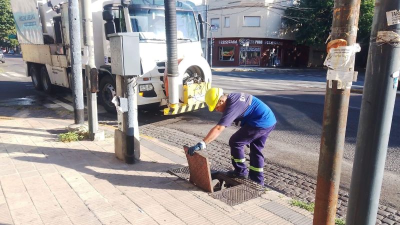Elevan el nivel de alerta a amarillo por tormentas y el Municipio intensifica la limpieza de sumideros