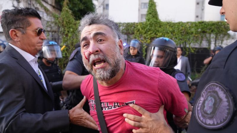 “Me pegaban patadas”: el testimonio del camarógrafo golpeado y demorado en el Congreso