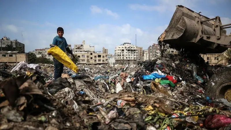 La otra crisis que azota a los palestinos de Gaza: vivir entre una montaña de basura y escombros