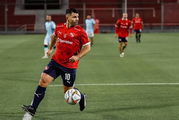 El Kun Agüero sufrió una grave lesión en el Senior de Independiente y será operado