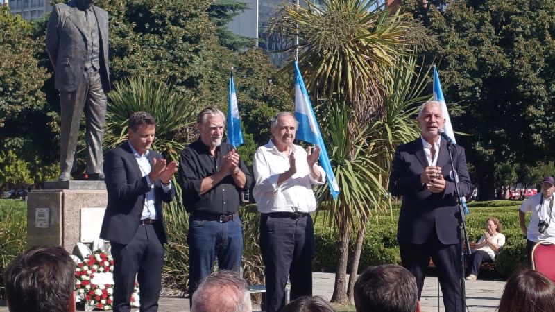 La Plata recordó a Raúl Alfonsín a 99 años de su nacimiento con un acto cargado de definiciones políticas