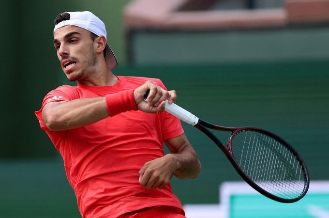 Cerúndolo sufrió en el debut, pero avanzó en Indian Wells y va por Draper