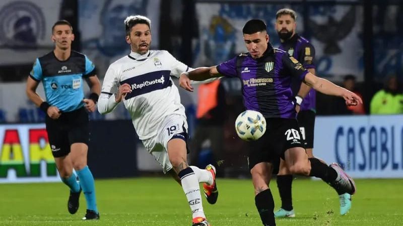 Gimnasia visita al Banfield de Pedro Troglio