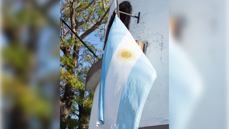 La Plata levanta su bandera: memoria, barrio y un nuevo mástil para no olvidar