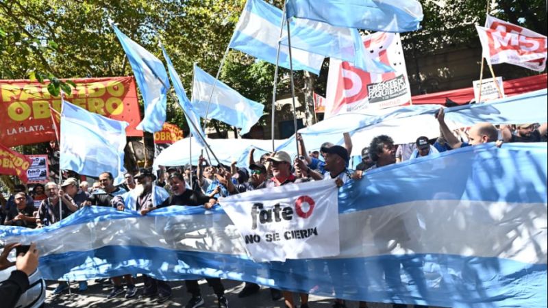 Los trabajadores de Fate se movilizan en La Plata para reclamar una ley que permita sostener la producción