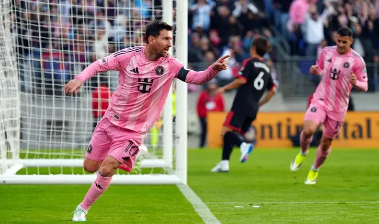 Messi quedó a un gol de los 900 y achicó la brecha con Cristiano
