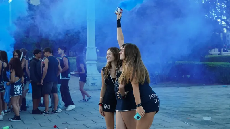 Miles de estudiantes celebraron el UPD en Plaza Moreno con un amplio operativo de seguridad