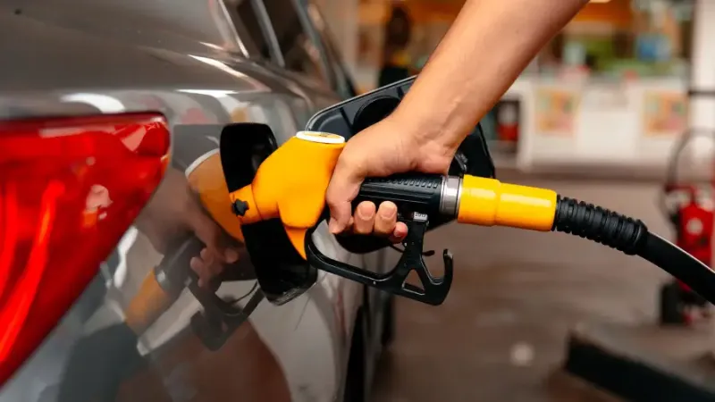 Efecto Ormuz: el petróleo se disparó y ya se siente en el surtidor