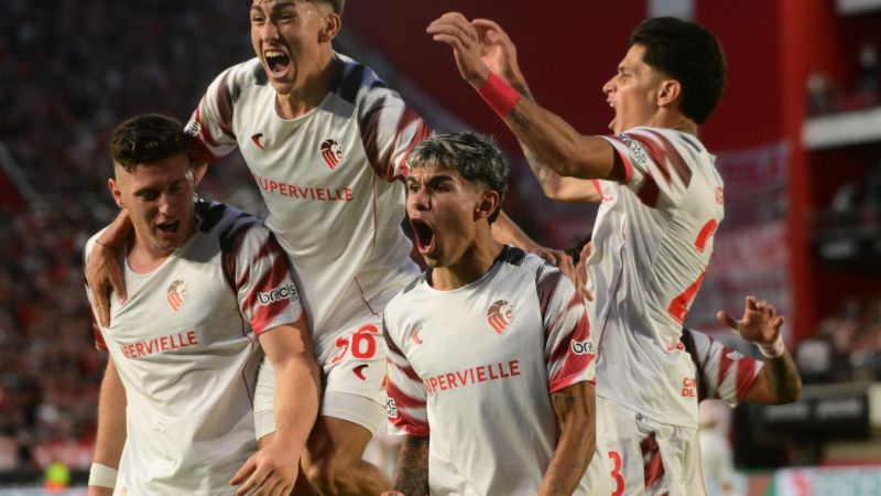 Estudiantes y un compromiso inmediato para seguir en la lucha por el primer puesto