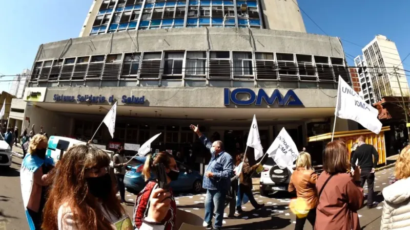 Médicos platenses endurecen el reclamo y suspenden la atención de IOMA