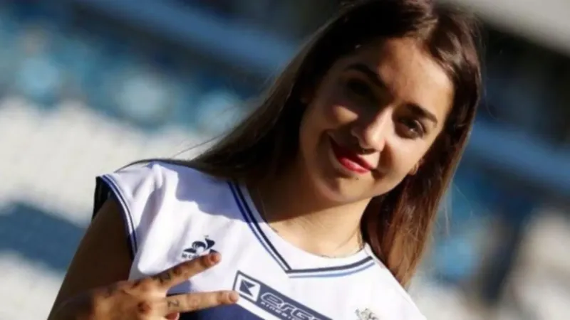 María Becerra recibió una camiseta de Gimnasia y dejó abierta la puerta a visitar el Bosque