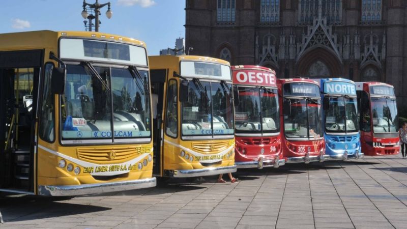 Sin acuerdo por los micros: la reducción de frecuencias sigue en La Plata y entra en una semana clave