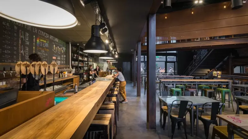 Tras más de 20 años cerró la cervecería Antares de calle 56 y suma preocupación en la ciudad