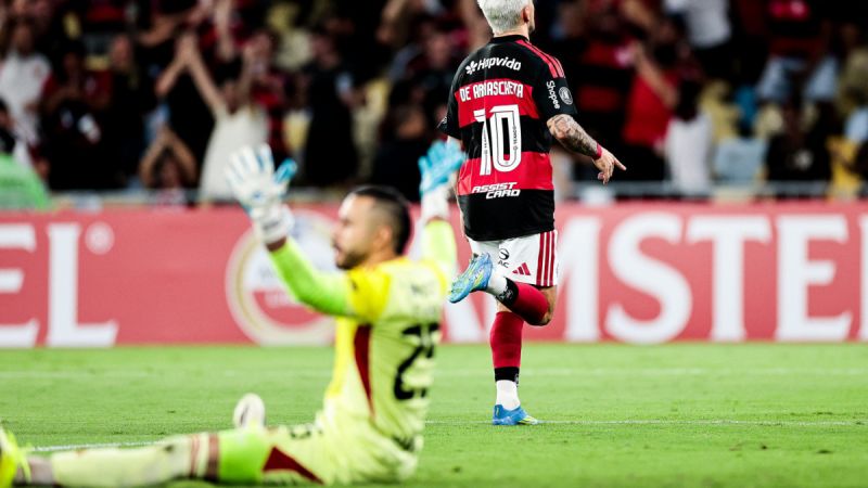 Flamengo goleó a Independiente Medellín en el Maracaná y lidera el grupo de Estudiantes