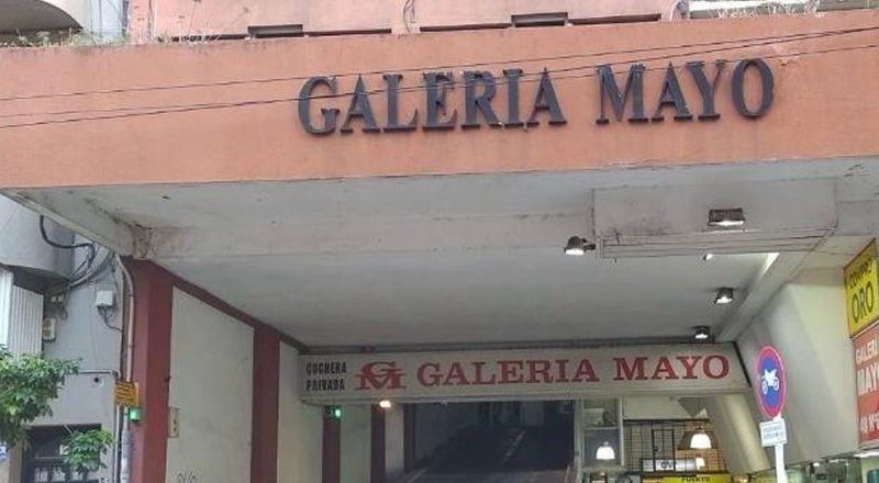 El cierre de persianas de una zapatería historica de la ciudad