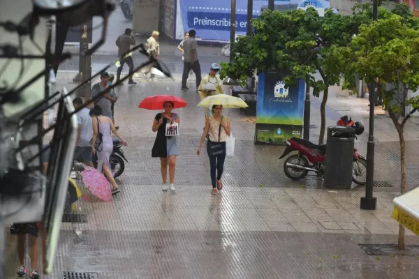 La Plata atraviesa un miércoles pasado por agua bajo alerta amarilla por lluvias