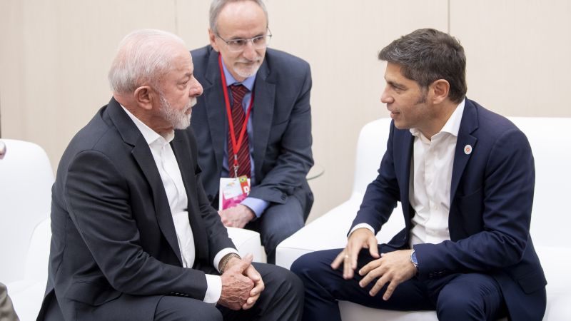 Kicillof cuestionó el rumbo de Milei y se reunió con Lula en medio de la cumbre progresista en Barcelona