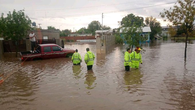 Autos inundados, calles anegadas y rescates tras el temporal en Coronel Suárez