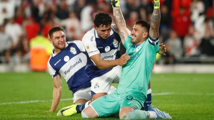 Insfrán renovó con Gimnasia