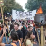 La UNLP volverá a marchar con antorchas y suma nuevas protestas por el financiamiento universitario