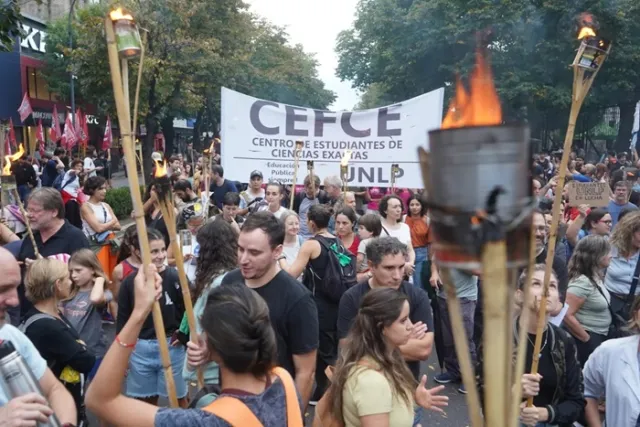 La UNLP volverá a marchar con antorchas y suma nuevas protestas por el financiamiento universitario