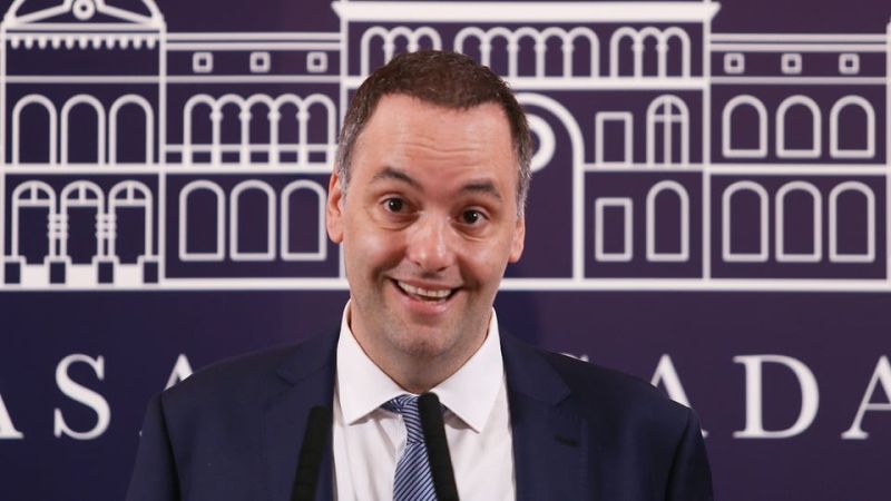 Manuel Adorni convoca a la mesa libertaria en medio de su propio escándalo