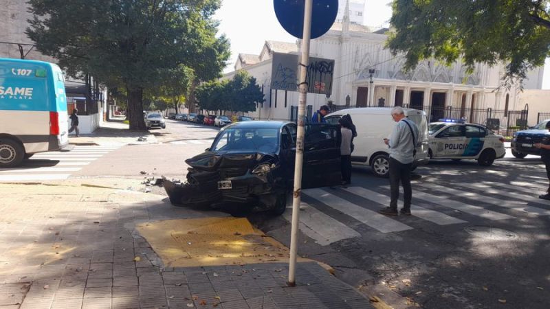 Una mujer resultó herida tras un choque en pleno centro