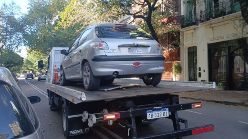 Retiran un auto que permaneció tres días en doble fila en pleno centro platense