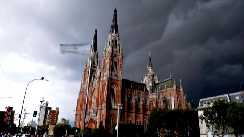 Jueves inestable y pesado en La Plata: cuándo mejora el tiempo, según el pronóstico