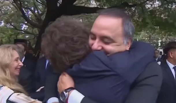 El fuerte abrazo de Javier Milei a Manuel Adorni en el acto por el Día del Veterano de Malvinas