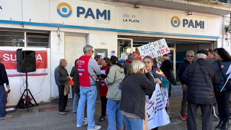 Convocan a un “abrazo” al PAMI en La Plata en medio de reclamos por la situación del organismo