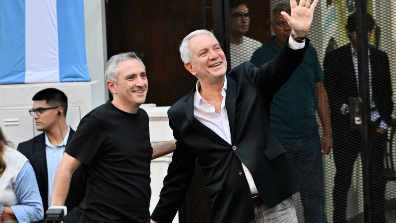 Alak explora sumar figuras extrapartidarias a su gabinete y reconfigura el mapa político local