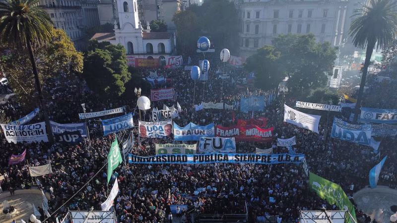 Una multitud marchó por las universidades y la UNLP tuvo una fuerte presencia en Plaza de Mayo