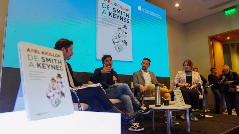 Kicillof presentó su nuevo libro en la Feria del Libro y cuestionó el rumbo económico del Gobierno