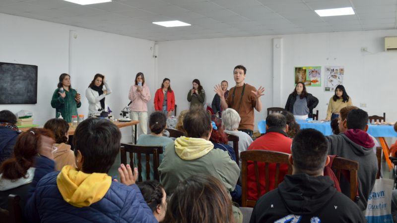 Ciencia, emoción e inclusión: una jornada del CONICET llevó entusiasmo a un centro de día para personas con discapacidad