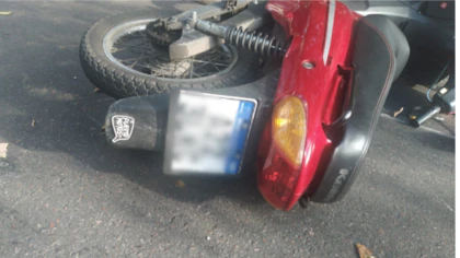Fuerte accidente en pleno centro de La Plata: una moto perdió el control y atropelló a tres personas
