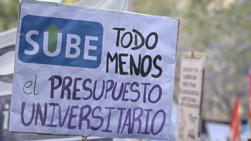 Ya arrancó el acto de la Marcha Federal Universitaria y la UNLP dice presente en Plaza de Mayo