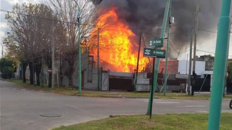 Una casa quedó destruida y hubo daños en viviendas vecinas por un incendio en Ensenada