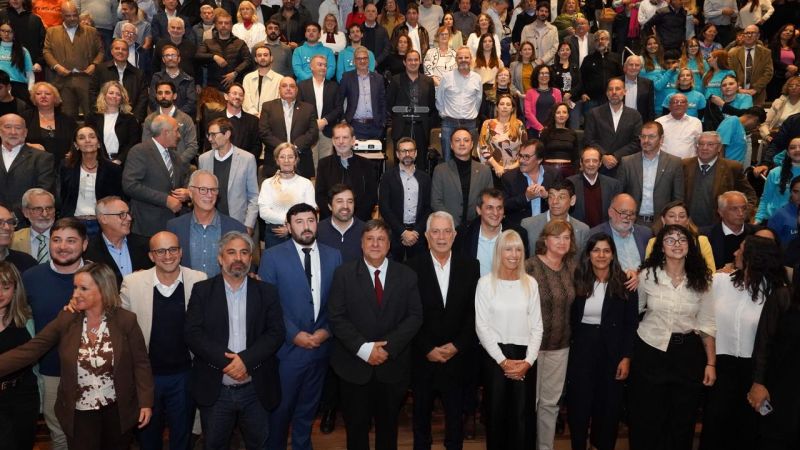 Gustavo Marín asumió como nuevo decano de la Facultad de Ciencias Médicas acompañado por Alak y Cara