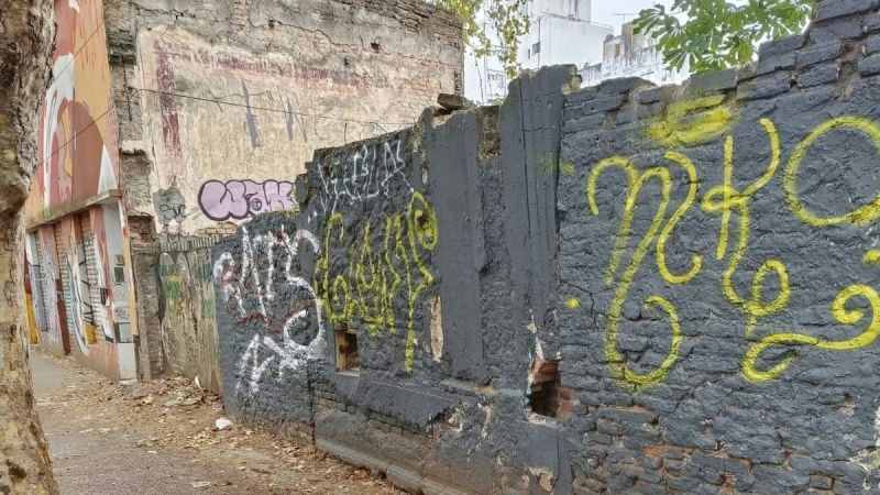 Alertan por una pared con riesgo de derrumbe en pleno centro platense