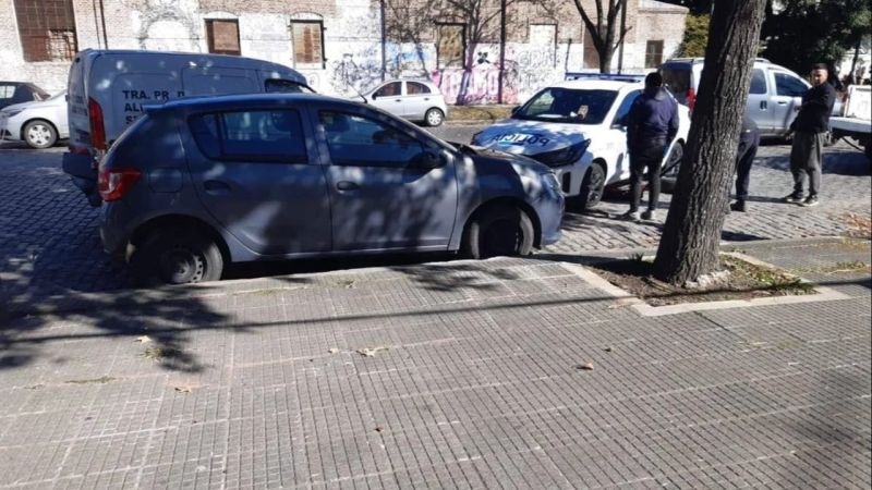 Fuerte choque entre dos autos y un patrullero en La Plata: heridos y un vehículo terminó incrustado contra un árbol