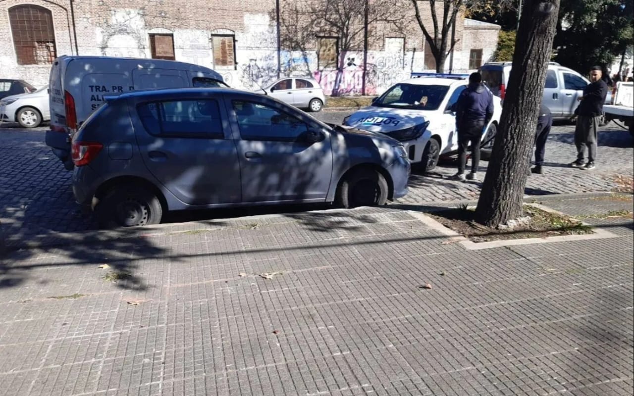 Fuerte choque entre dos autos y un patrullero en La Plata: heridos y un ...