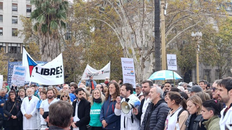 Multitudinaria marcha contra los recortes del Gobierno nacional en salud