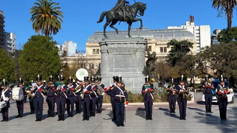 El Regimiento de Infantería 7 celebra el Día de la Escarapela en Plaza San Martín junto a la banda Paso de los Andes