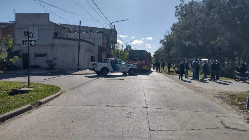 Choque entre un micro y una moto en Berisso: un hombre fue hospitalizado