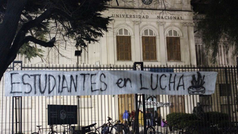 Estudiantes de la UNLP realizaron una vigilia en la previa de la 'Marcha Federal Universitaria'