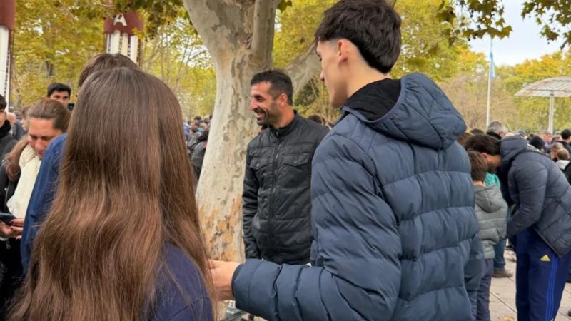 Fernando Zaniratto sorprendió en Plaza Malvinas durante el canje de figuritas del Mundial 2026