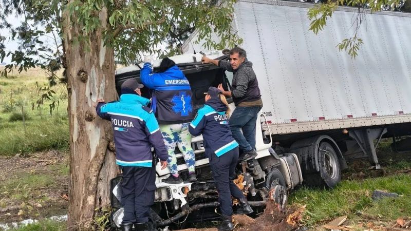 Accidente en Ruta 2 a la altura de La Plata: un camionero fue rescatado tras un despiste