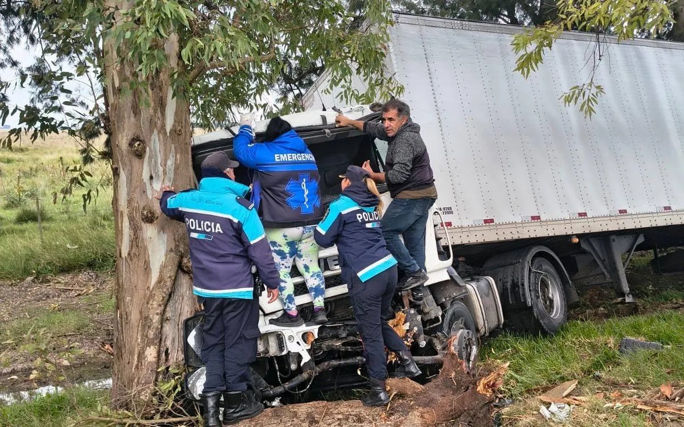 Accidente en Ruta 2 a la altura de La Plata: un camionero fue rescatado ...